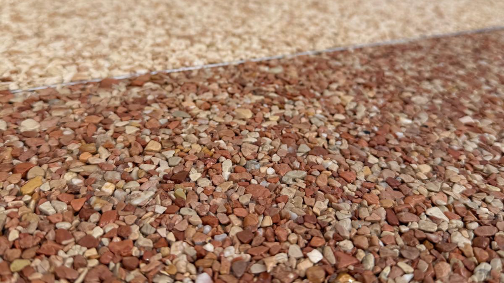 Granulats de marbre d'une moquette de pierre posée en extérieur