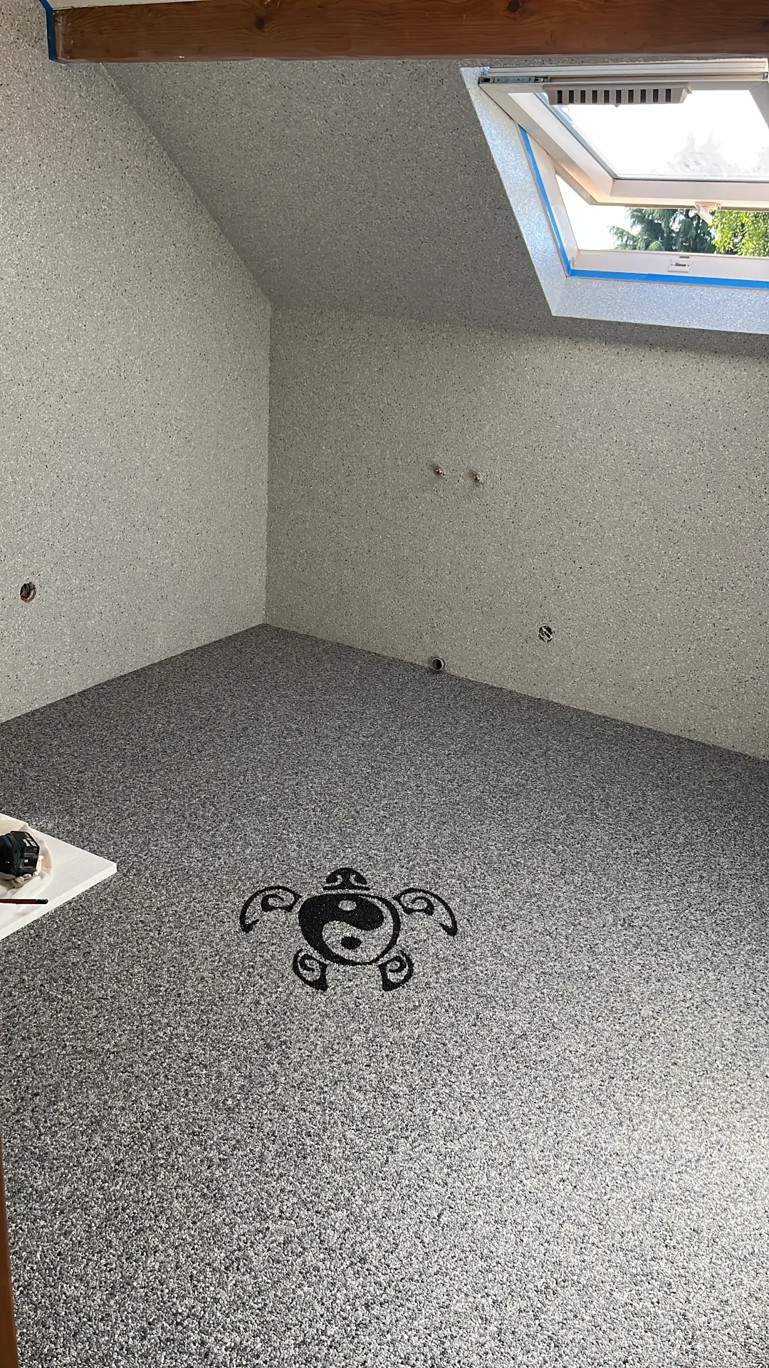 Sol intérieur en résine pailletée grise avec motif tortue
